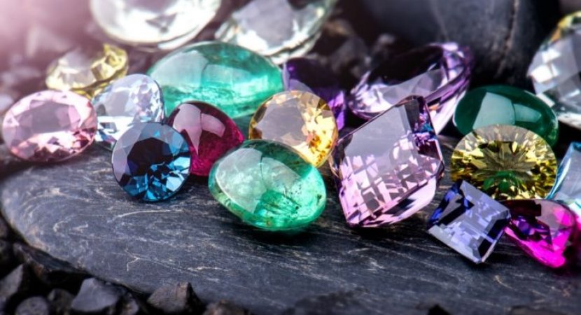 Forskellige typer diamanter, ædelsten og smykkesten og deres farve